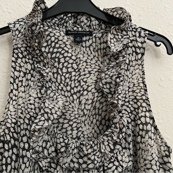 Banana Republic 100% Silk Ruffle Animal Print Sleeveless Blouse Size Medium - Picture 2 of 6
